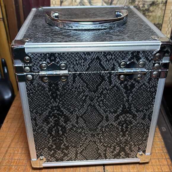 Black Silver Snake Skin Reptile Makeup Hair Tools Carrier Case 8.5”Hx7.5”Dx7”L - Picture 8 of 10